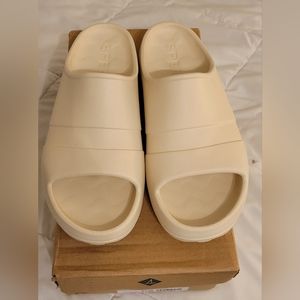 Sperry Float Slides